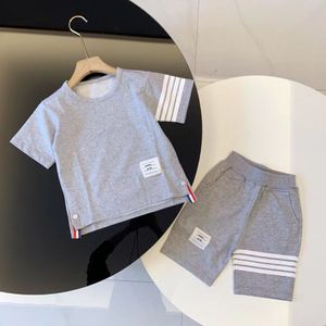 Topp 22SS Child Designer Clother sätter Sport Letter Childrens barn Kort ärm T-shirt Shorts Set Suit Brand Boys Clothing Cotton Tees