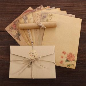 Geschenkpapier, Vintage-Stil im alten Europa, brauner Umschlag, elegante Blumen-Feiertagseinladung, Briefpapier, Blumen-Design, Geburtstagskarte, Briefpapier