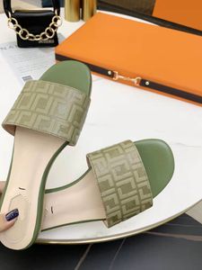Luksusowe Projektant Skórzane Litery Kobiety Sandały Lato Płaskie Kapcie Slajdowe Outdoor Beach Fashion Casual Flip-Flops