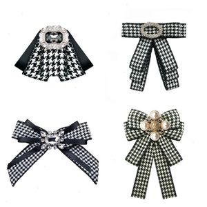 Papillon classico in tessuto bianco nero scozzese per spilla di perle da donna Spilla per colletto con fiore di strass Accessori uniformi scolastiche