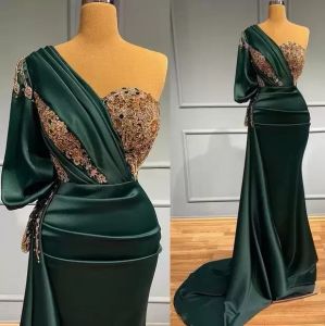 우아한 One Shoulder Mermaid Prom Dresses 2023 Hunter Green Satin Plus Size Gold Lace Appiques 아랍어 여성을위한 공식 저녁 행사 가운