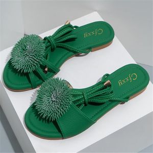 새로운 스타일의 플랫 샌들 디자이너 여성 슬리퍼 레이디 크로스 스트랩 샌들 슬라이드 고품질 여름 해변 캐주얼 신발