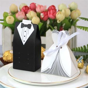 50/100pcs Laser Cut Candy Boxes Taschen Bridal Bräutigam Geschenkkoffer Tuxedo Kleid Kleid Candy Box Hochzeitsbevorzugungen und Geschenke mit Band 211108