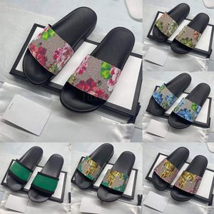 Designer Tofflor Kvinnor Män Mode Sandaler Lyxigt Blommigt Märke Tofflor Blommar Gummi Flats Sommar Strandskor Loafers Kugghjul Bottnar Reglage med låda