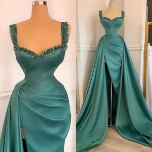 Elegante Träger-Satin-Abendkleider mit Schößchen, abnehmbarer Schleppe, Kristalle, Perlen, lange Abschlussball-Party-Kleider für Damen, bezauberndes, sexy, seitlich geschlitztes Kleid für besondere Anlässe