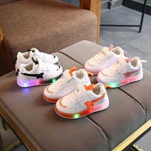 Atletyczne buty dziecięce na świeżym powietrzu Toddler Boy Sneakers z świetlistą podeszwą 2022 swobodne świecące dla dziewcząt białą gwiazdę Kid Spring C12274athle