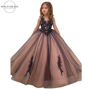 Abiti da ragazza di fiore eleganti in tulle di pizzo nero 2022 Abito da ballo con scollo a V e bottoni sul retro Abito da principessa per ragazze Abito da principessa Enfant Fille