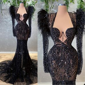 Sexiga svarta pärlor sjöjungfru aftonklänningar långärmad strutsfjäder anpassad illusion prom klänningar kläder de de