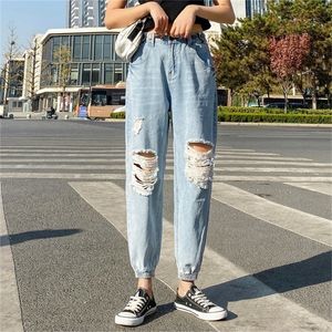 Jeans strappati vintage da donna per jeans strappati da donna mamma jeans a vita alta blu pantaloni casual harem pantaloni denim streetwear coreani 210412