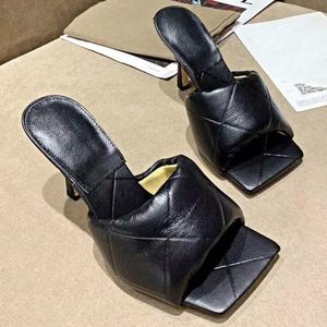 Hetaste klackar med låda och dammväska kvinnor skor designer sandaler kvalitet sandaler klack höjd och sandal plattsko glider tofflor av Brand0100