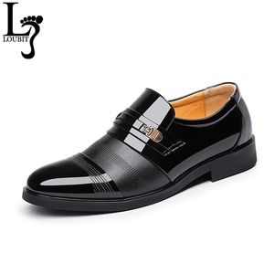 Homens de couro de verão Sapatos de vestido de couro para homens de moda de moda italiana Sapatos calçados masculinos 38-47 Y200420