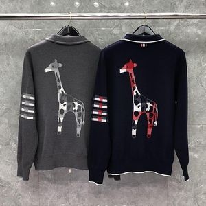 Męskie swetry 2022 marka mody Mężczyźni Slim Fit Odkręć kołnierzyk Cardigans Ubranie w paski wełniane żyrafy wzór zwykły płaszcz