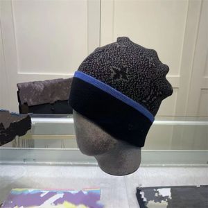 Beanie Skull Caps Modne zimowe designerskie czepki Damska dzianinowa wełniana czapka na cały mecz Ciepło z wygodną futrzaną piłką Beanie Skull Beani TT563