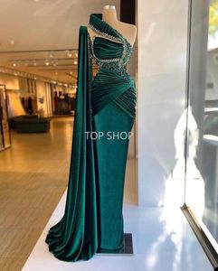 Arabiska gröna sammet sjöjungfru aftonklänningar sexiga en axelpärlor sida split långa prom klänningar kläder de 2022 ee