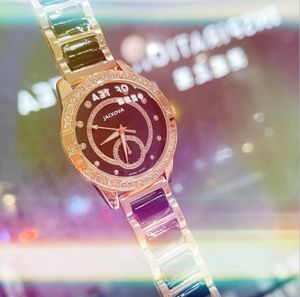 В продаже пчела знаменитая дизайнерская дизайнерская дизайнерская Quartz Watch 40 -мм бриллианты кольцо из нержавеющей стали супер -точное движение сапфировые подарочные классические наручные часы Reloj de Lujo