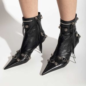 Cagole-Nietenschnalle verziert Stiefeletten aus Lammleder mit Absatz, Schuhe mit seitlichem Reißverschluss, spitze Zehen-Stiefeletten mit Stiletto-Absatz, Runway-Luxusdesigner