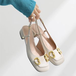 Sapatos de grife Salto baixo bico quadrado Sapatos sociais de couro Primavera e verão Mocassins elegantes de metal Horsebit Candy Color