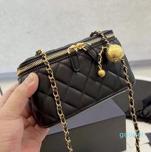 2022 Bayan Crossbody Designer Kozmetik Kutu Çantalar Düz Renk Koyun Dökili Klasik Çantalar Fermuar Omuz Çantası Altın Ton Metal Zincirleri Elmas Kadınlar İçin