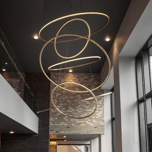 Gyllene lyxig matsal lampa Duplex Villa trappa Stor ljuskrona cirkulära ringformade höga vardagsrumslampor