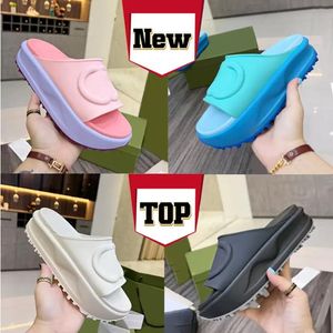 Modetofflor Präglad Interlock Platform gummi slide designer sandaler dam skor elfenben svart rosa lila blå gummi lyxiga platta floppar sandal strand tofflor