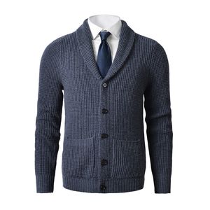 Suéter masculino com gola xale e cardigã slim fit tricotado com botões e lã merino com bolsos