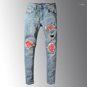 Jeans da motociclista con toppa stampata rossa da uomo per pantaloni skinny in denim elasticizzato con fori patchwork strappati alla moda