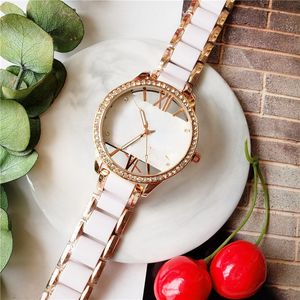 2023 Rel￳gios de pulseira ￠ prova d'￡gua de cer￢mica Fashion Ladies Quartz Watch 36mm 38mm Ladie Gift Watch Relogio