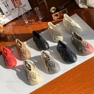 Tacones 46 al por mayor-Sandalias de espuma de diseñador Slipers Mujer Tobes planos Tobes de lujo Luxurious Sliders Resin Desert Sand Casual Beach Sandali Zapatos para mujer Flipflops Tamaño