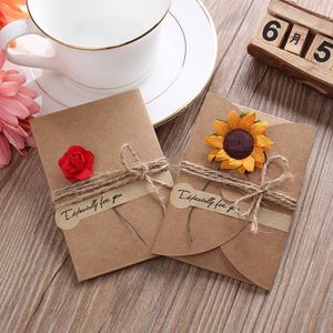 PRINCIPAL DE PRESENTE 5PCS Vintage Kraft Paper Simpe Nvitation Greeting Cartão Envelope Handmade Flor Dry Wedding Party Invitation Suppliesgift