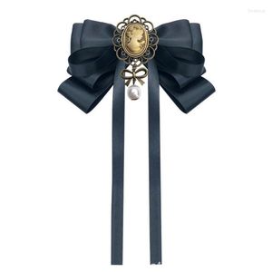 Papillon Donna Vintage Royal Style Nastro cravatta Spilla con ritratto Bottone in metallo Ciondolo di perle Studente Uniforme Bowknot Colletto Spilla Ebreo Fred22