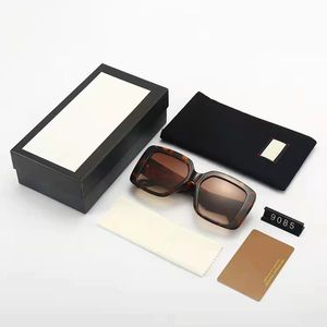 Designer solglasögon sommarstil för kvinnor och män Goggle toppkvalitet UV400 lins blandad färg damer glasögon med originallåda