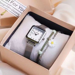 Digitala kvinnors klockor Ins Wind Luxury Square Mesh Belt Designer Girl Student Special Retro Simple Quartz Small Square Watch Fafd