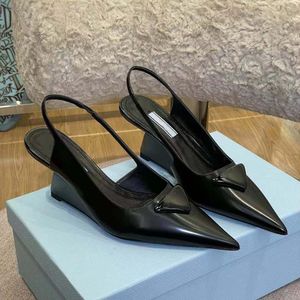 Mulheres cunha Sandália salto alto sapatos de senhora escovados bombas de slingback de couro genuíno 65 mm cunhas pontiaguda preta branca 35-42