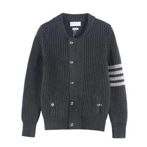 メンズジャケット韓国ファッションブランドのセーターカップルスタンドカラーシングル胸肉の豪華なウールコートストライプニットジャケットポケットマンズ