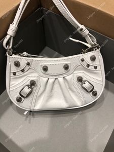 新しい女性のアンダーアームバッグデザイナーファッションクラックルレザーフォールドリベットリベットチェーン片側斜めの三日月形のdump子バッグ
