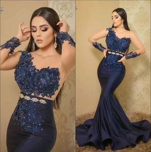 Dark Navy Satin Evening Dresses 2022 Arabiska rena ärmar Lace Pärled Floral Formal Slim Fit -tillfälle Prom Dress Arabic Aso Ebi BC12809