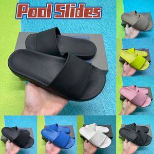 Com Box piscina Slides Sandálias de designer homens mulheres  chinelos de chinelos femininos lisos chinelos cinza rosa quarto de banho interior
