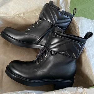 Ankelstövlar i brittisk stil Designer klassiska bokstäver sammanvävda metallspänne dekoration damskor toppkvalitet Nötkött dragkedja snörning Martin boot