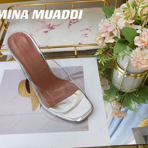 럭셔리 디자이너 Amina Muaddi Sandals 새로운 명확한 Begum 유리 PVC 수정 투명한 슬링 백 샌들 힐 펌프 나이마 장식 흰색 노새 슬리퍼 신발