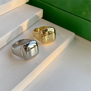 Glänzender quadratischer Ring, modisch, vergoldet, Persönlichkeit, leicht, luxuriös, Temperament, Metall, kalter Stil, einfacher Schmuck für Männer und Frauen