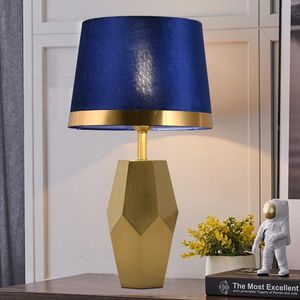 Lampy stołowe nowoczesne proste spersonalizowane lampa światło luksusowy wiatr złota sypialnia nocna kreatywna postmodernistyczna amerykańska oświetlenie