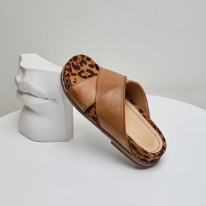 Sandalet Yaz terlikleri yüksek kaliteli inek derisi açık ayak parmağı kadınlar sandal leopar sandles günlük slaytlar için plaj ayakkabıları