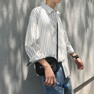 Camicia da uomo manica lunga oversize a righe sottili streetwear stile coreano moda LJ200925