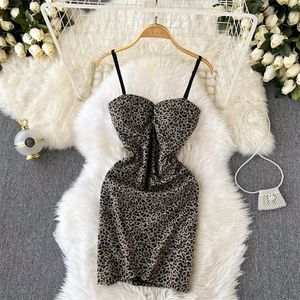 Ins Fashion Leopard Print Bodycon Mini Dress Sexig remmar ärmlös rygglös hög midja Skinny Christmas Party Dresses 220613