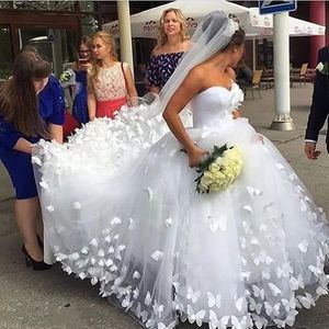 2022 Luxury 3D Butterfly Appliqued Ball Gown Wedding Dresses Custom Sweetheart Princess Bridal Bowns Long Train Romantic Country Bride Dress