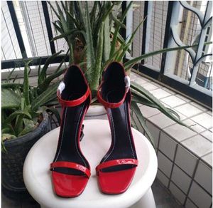 Designer-Top-Qualität 2020 Luxus-Designer-Stil Lackleder Thrill Heels Damen Einzigartige Buchstaben Sandalen Kleid Hochzeitsschuhe Sexy Schuhe