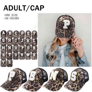 Cappello sportivo da donna con stampa leopardata a coda di cavallo in cotone 26 lettere inglesi Cappello da baseball con alfabeto in spugna Cappello con cappelli applique 300 pezzi DAS455