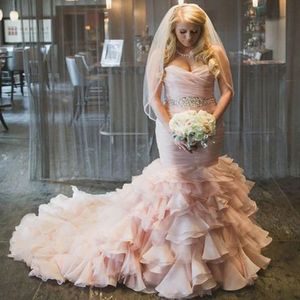 Luxuriöses rosa Meerjungfrau-Hochzeitskleid 2022, Organza-Rüschen, Übergröße, Land-Hochzeitskleider mit Perlen, herzförmiger Garten, böhmische Robe de Mariage, Vestidos Novia