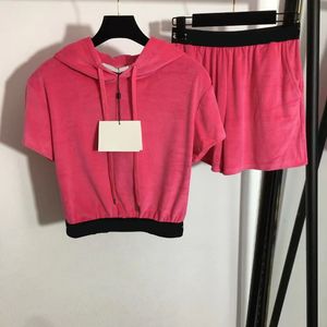 Terno de ioga de veludo de duas peças feminina com letra de cintura alta em sutiã de colete curto Top elástico Capuz de calça casual conjunto de leggings rosa