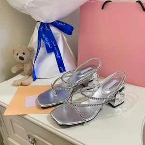 Designers Sandaler Luxurys Women Shoes Summer Classic Cross Diamonds Pearl Sandal Fashion Leisure Lady Shoe mångsidig svart silverfärgstil mycket bra trevligt